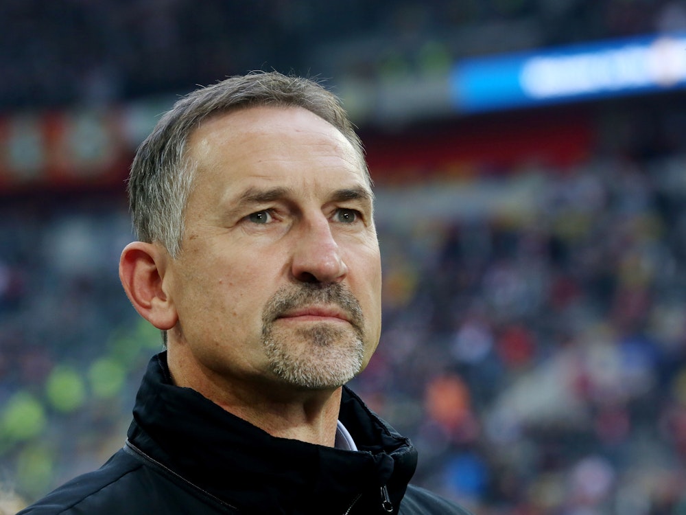 Der damalige Kölner Trainer Achim Beierlorzer schaut vor Spielbeginn zu den Fußballfans