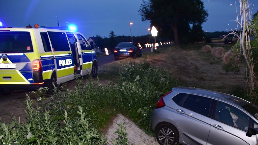 Ein Auto liegt nach einem Unfall im Jahr 2019 im Graben neben der Fahrbahn der Bundesstraße 112.