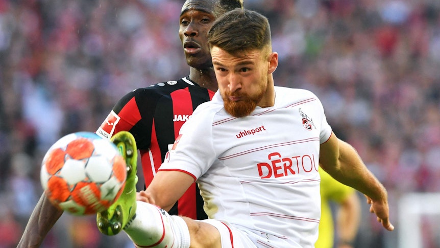 Kölns Salih Özcan behauptet den Ball im Zweikampf mit Leverkusens Odilon Kossounou