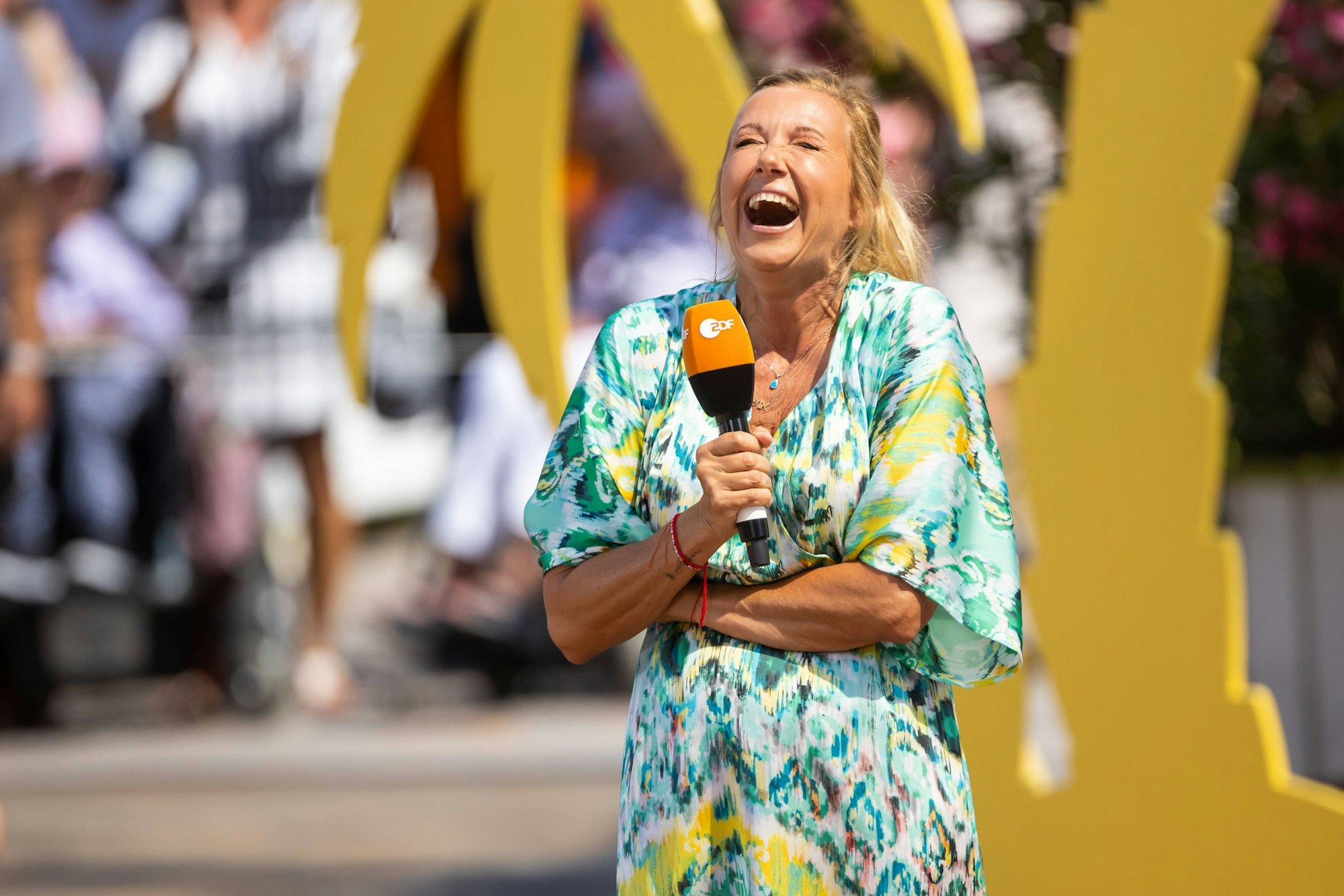 Andrea Kiewel lacht bei der Moderation des ZDF-„Fernsehgarten“.