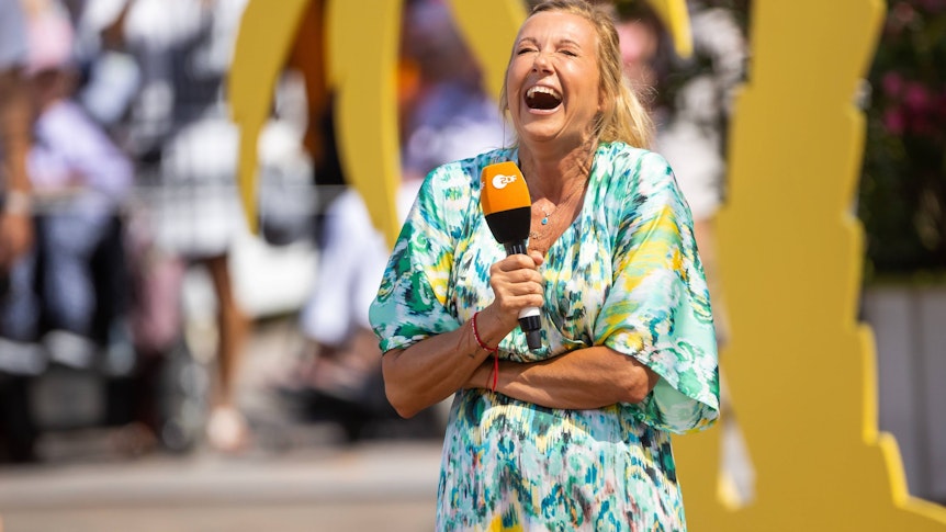 ZDF-„Fernsehgarten“-Moderatorin Andrea Kiewel, hier während der Sendung am 17. Juli 2022, konnte sich vor Lachen kaum noch halten.