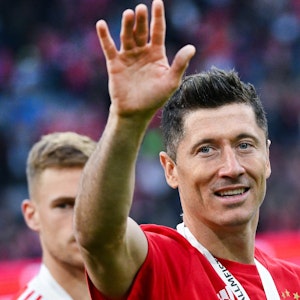 Robert Lewandowski winkt bei der Feier seiner achten und letzten Meisterschaft mit dem FC Bayern. Dort stellt sich nun die Frage, wer die Münchner zum nächsten Titel schießen soll.