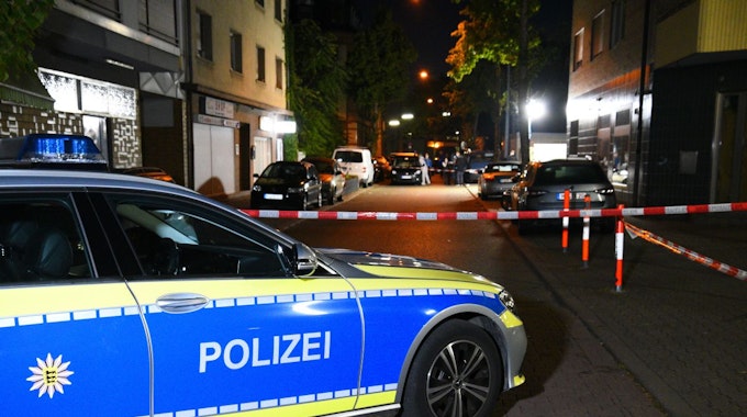 Abgesperrt von der Polizei ist ein Areal um eine Gaststätte in Mannheim, vor der eine Straftat begangen wurde.
