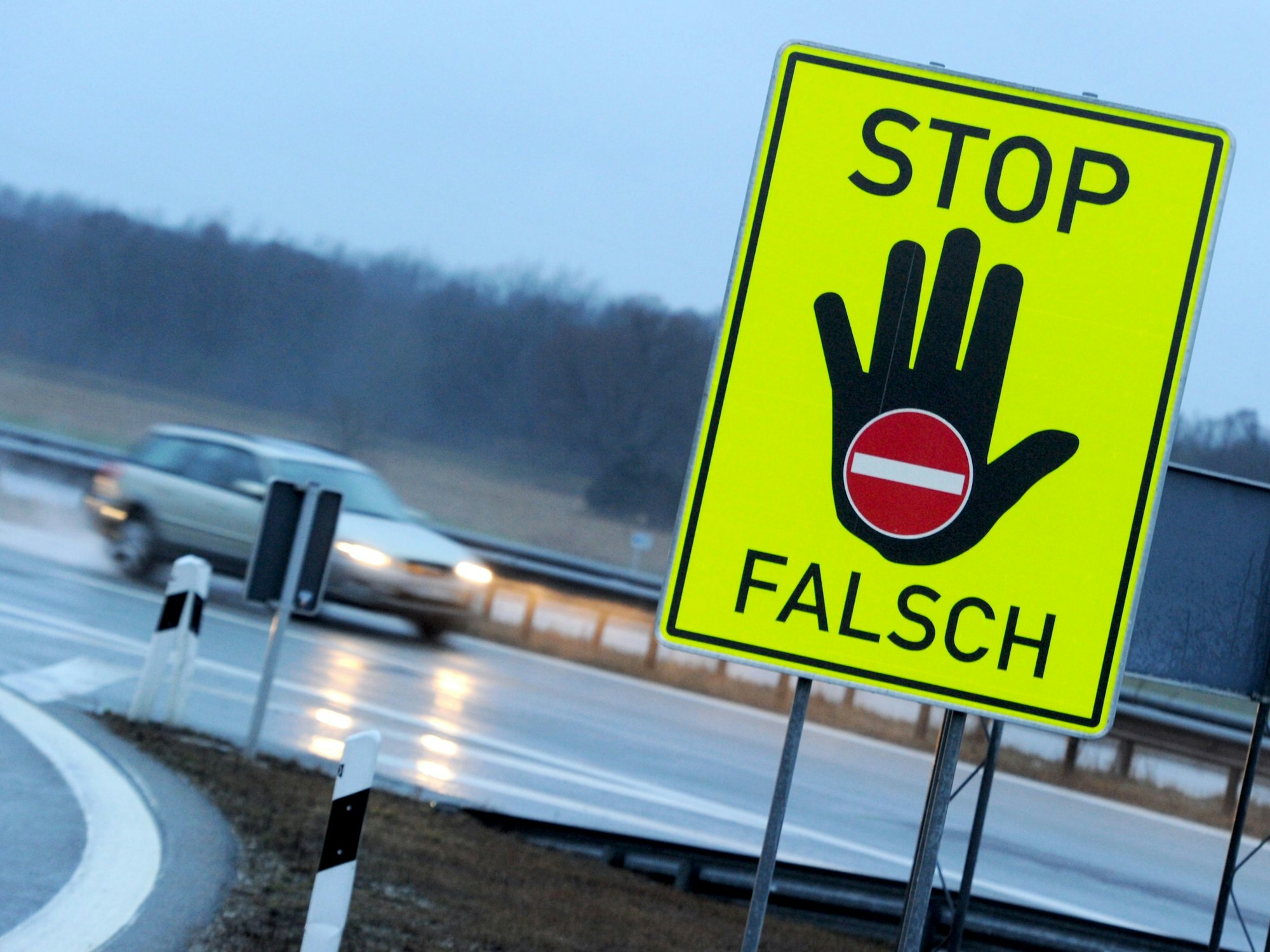 Ein Schild mit der Aufschrift «Stop Falsch» steht am 6. Januar 2013 an der Autobahn A8 in Bayern.