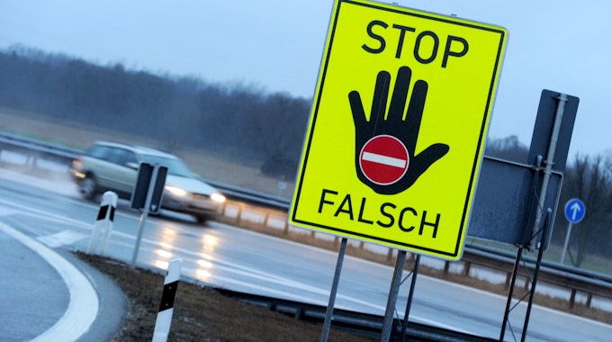 Ein Schild mit der Aufschrift «Stop Falsch» steht am 6. Januar 2013 an der Autobahn A8 in Bayern.