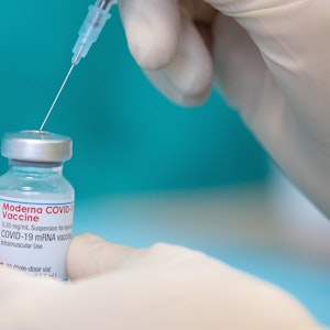 Eine Krankenschwester zieht den Impfstoff des Herstellers Moderna gegen das Coronavirus im April 2021 mit einer Spritze auf.