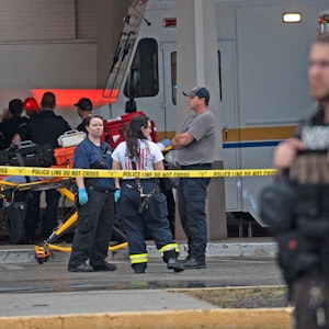 Einsatzkräfte versammeln sich nach einer tödlichen Schießerei in der Greenwood Park Mall in Greenwood, Indiana.