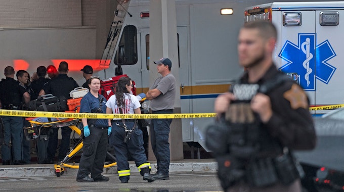 Einsatzkräfte versammeln sich nach einer tödlichen Schießerei in der Greenwood Park Mall in Greenwood, Indiana.