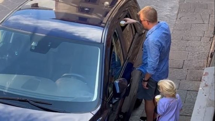 Kimi Räikkönen reicht einem im Auto eingesperrten Hund einen Eisbecher gefüllt mit Wasser. Das Video sorgt in den sozialen Netzwerken für Begeisterung.