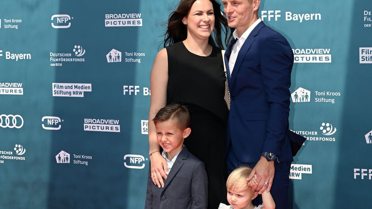Fußballer Toni Kroos und seine Frau Jessica mit den gemeinsamen Kindern Leon und Amelie, hier bei der Premiere des Dokumentarfilms „Kroos“ 2019 in Köln.