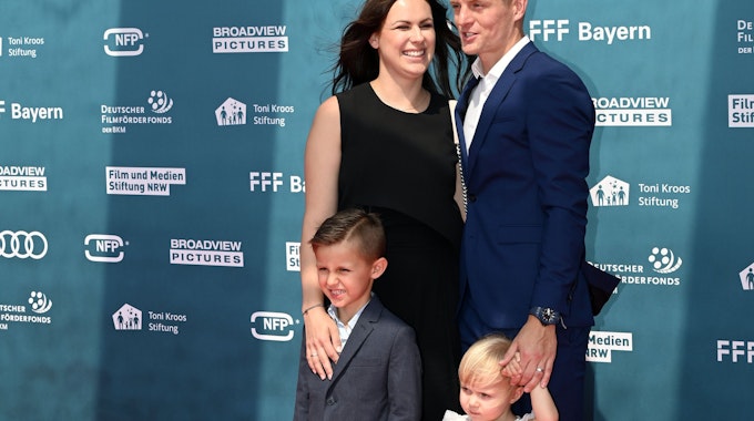 Fußballer Toni Kroos und seine Frau Jessica mit den gemeinsamen Kindern Leon und Amelie, hier bei der Premiere des Dokumentarfilms „Kroos“ 2019 in Köln.