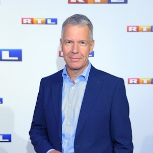 Peter Kloeppel, hier 2016 in Hamburg, moderiert am Dienstag die RTL-Sondersendung „RTL Aktuell Spezial: Hitze in Europa – Deutschland schwitzt“.