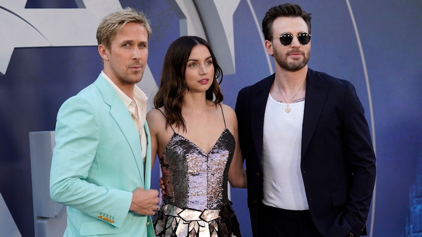 Die Stars von The Gray Man bei der Premiere am 13. Juli 2022 in Los Angeles (von links): Ryan Gosling, Ana de Armas und Chris Evans.