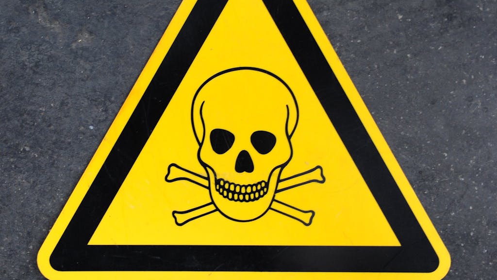 Eine Warntafel mit Totenkopf, die vor Gift warnt