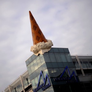 Die überdimensionale Eistüte des schwedisch-amerikanischen Pop Art-Künstlers Claes Oldenburg, aufgenommen am 13.12.2012 auf der Neumarkt-Galerie in Köln-