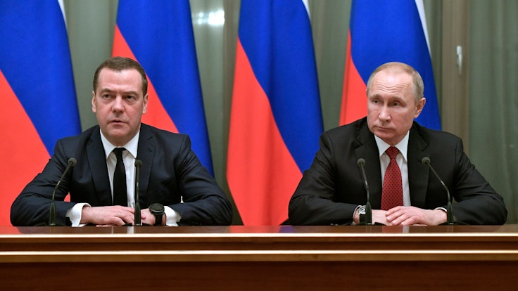 Wladimir Putin (r), Präsident von Russland, und Dmitri Medwedew, Ministerpräsident von Russland, sprechen bei einer Kabinettssitzung.