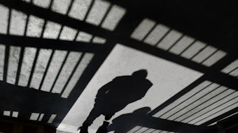 Der Schattenriss eines Mannes ist am 19.09.2013 in der Justizvollzugsanstalt in Ravensburg (Baden-Württemberg) in einer Tür zu sehen.