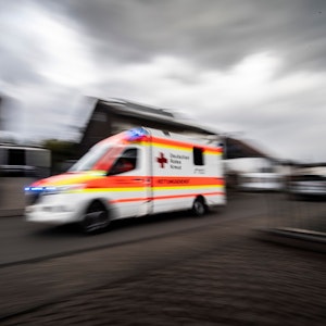 ARCHIV - 05.05.2021, Rheinland-Pfalz, Idar-Oberstein: Mit einer Schlaganfall-Patientin an Bord fährt ein Rettungswagen des Deutschen Roten Kreuzes (DRK) in eine Klinik.