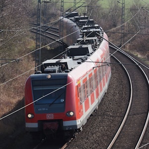 Eine S-Bahn fährt auf einem Gleis in Köln. Ein Böschungsbrand sorgte am Morgen für Bahnchaos in NRW – auch die Verbindung nach Köln war betroffen.