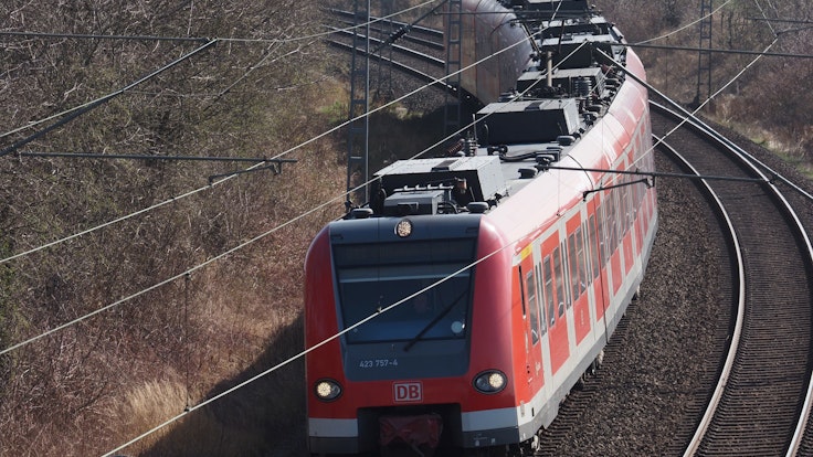 Eine S-Bahn fährt auf einem Gleis in Köln.