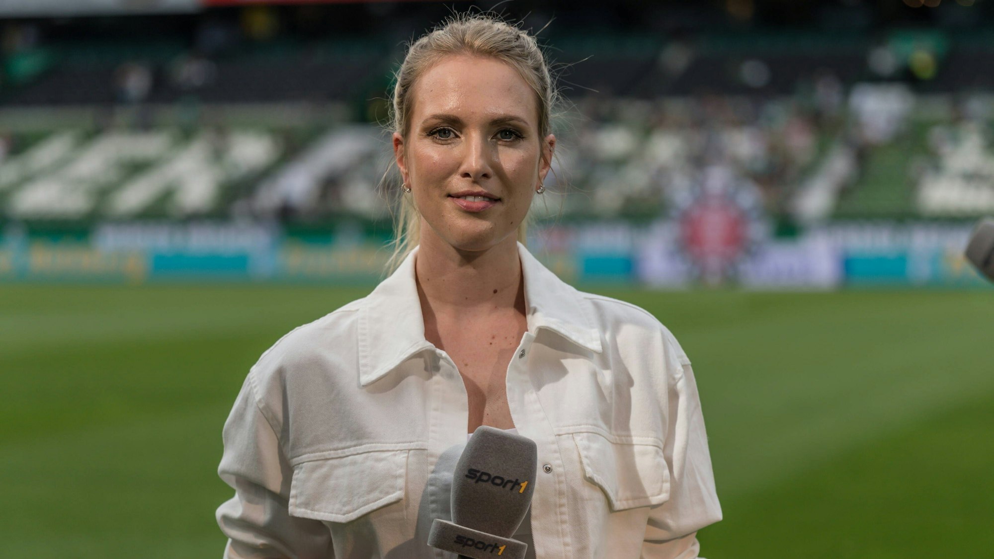 Sport1-Moderatorin Ruth Hofmann mit Mikrofon beim Zweitliga-Spiel zwischen Werder Bremen und Hannover 96 im Stadion