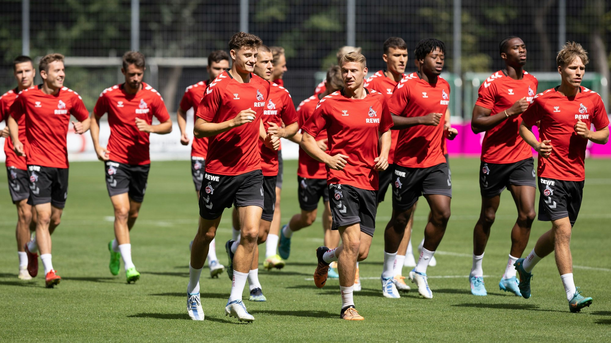 Da war der Kader noch größer: Die Spieler des 1. FC Köln beim Training am 15. Juli 2022