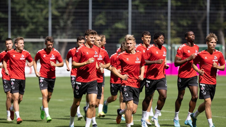 Da war der Kader noch größer: Die Spieler des 1. FC Köln beim Training am 15. Juli 2022