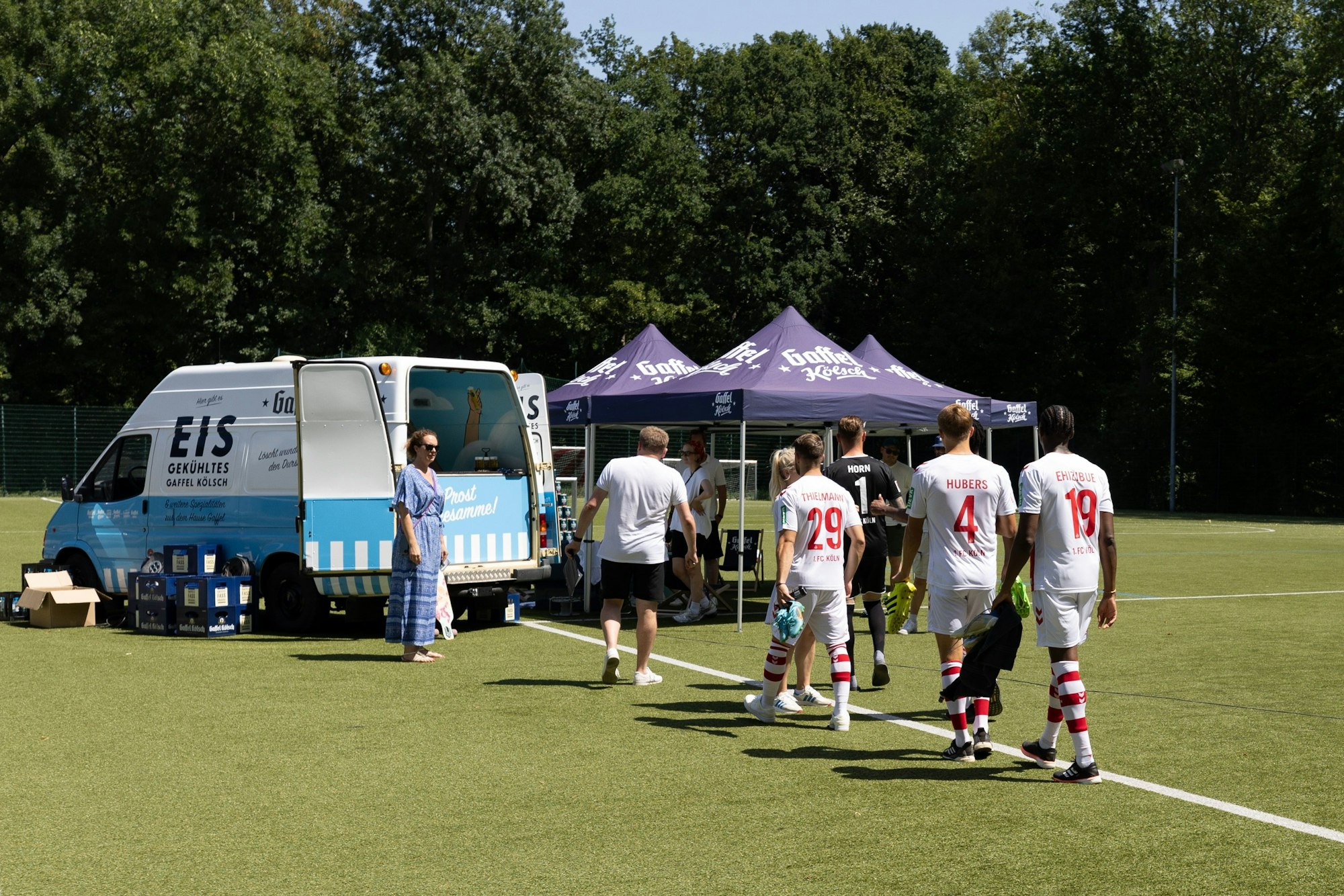Jan Thielmann, Timo Hübers, Kingsley Ehizibue und Timo Horn gehen beim Media-Day des 1. FC Köln zu einem Eiswagen.