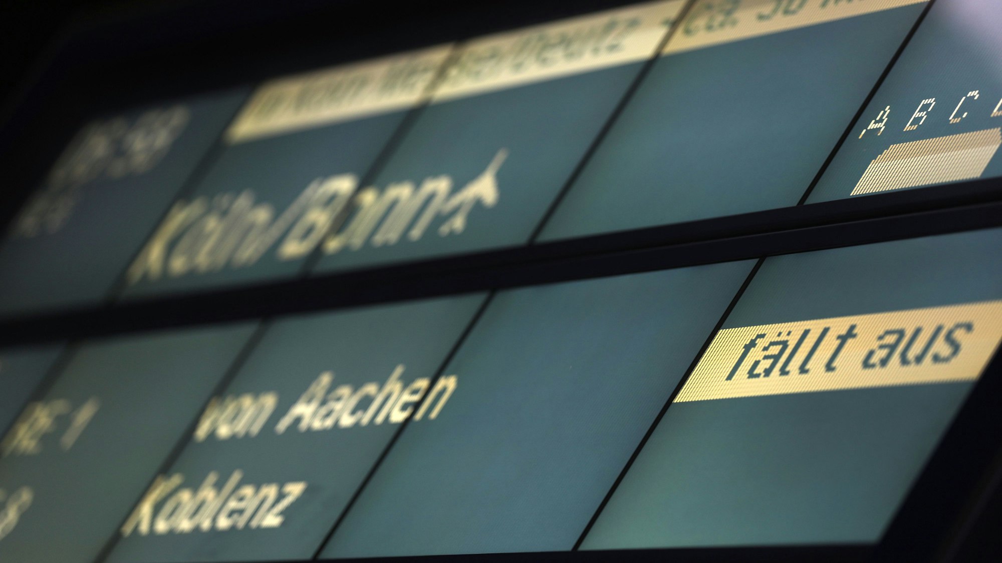 Auf einer Anteigetafel auf dem Hauptbahnhof steht "fällt aus". 