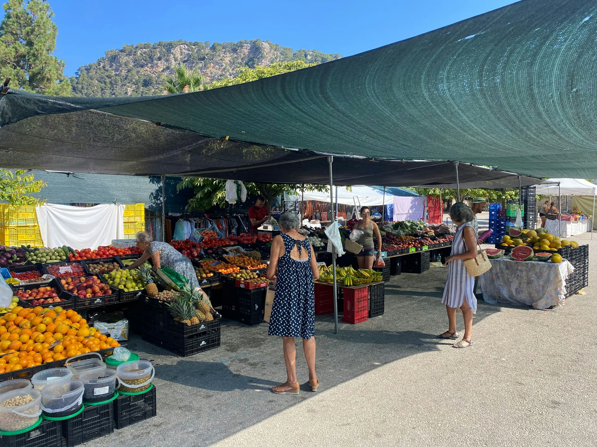 Ein Marktstand in Valldemossa, an dem es Obst und Gemüse zu kaufen gibt. Aufgenommen wurde das Bild am 17. Juli 2022.