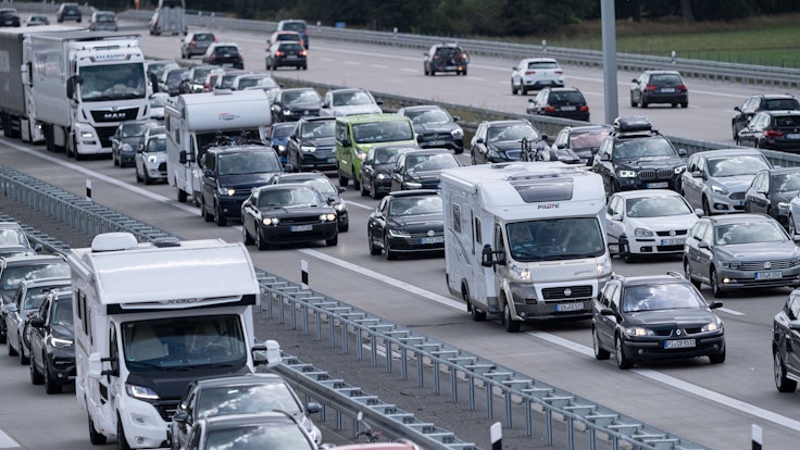 Fahrzeuge stehen auf einer Autobahn in Niedersachsen im Stau.