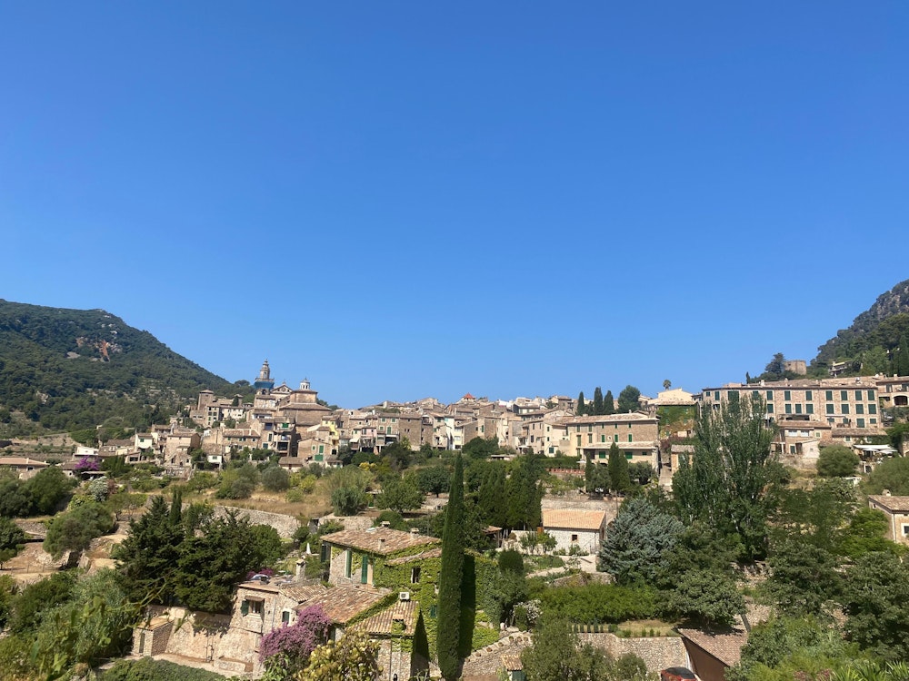 Der Blick von der Landstraße auf das Bergdorf Valldemossa auf Mallorca, aufgenommen am 17. Juli 2022.
