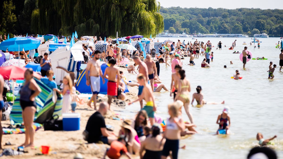 Badegäste vergnügten sich am 19. Juli 2022 im Strandbad Wannsee in Berlin.