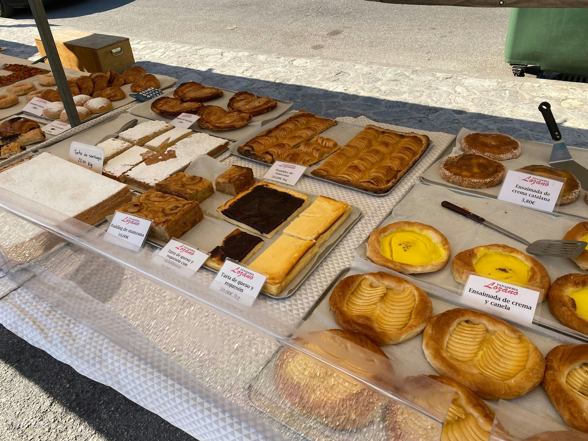 Süße Auswahl: Allerlei Leckereien gibt es ebenfalls auf dem Markt in Valldemossa zu kaufen. Das Bild wurde am 17. Juli 2022 aufgenommen.