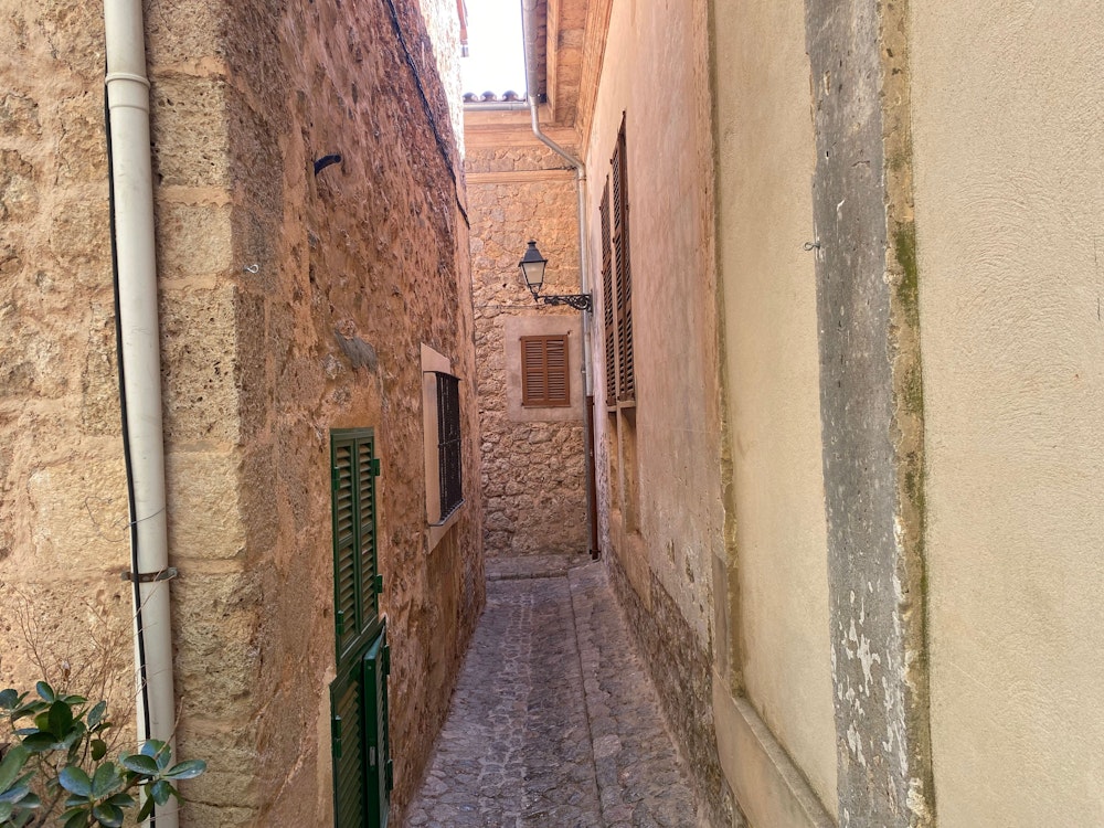 Beliebtes Fotomotiv in Valldemossa: Eine verwinkelte Gasse führt vom Vorplatz des Klosters weg. Fotografiert wurde sie am 17. Juli 2022.