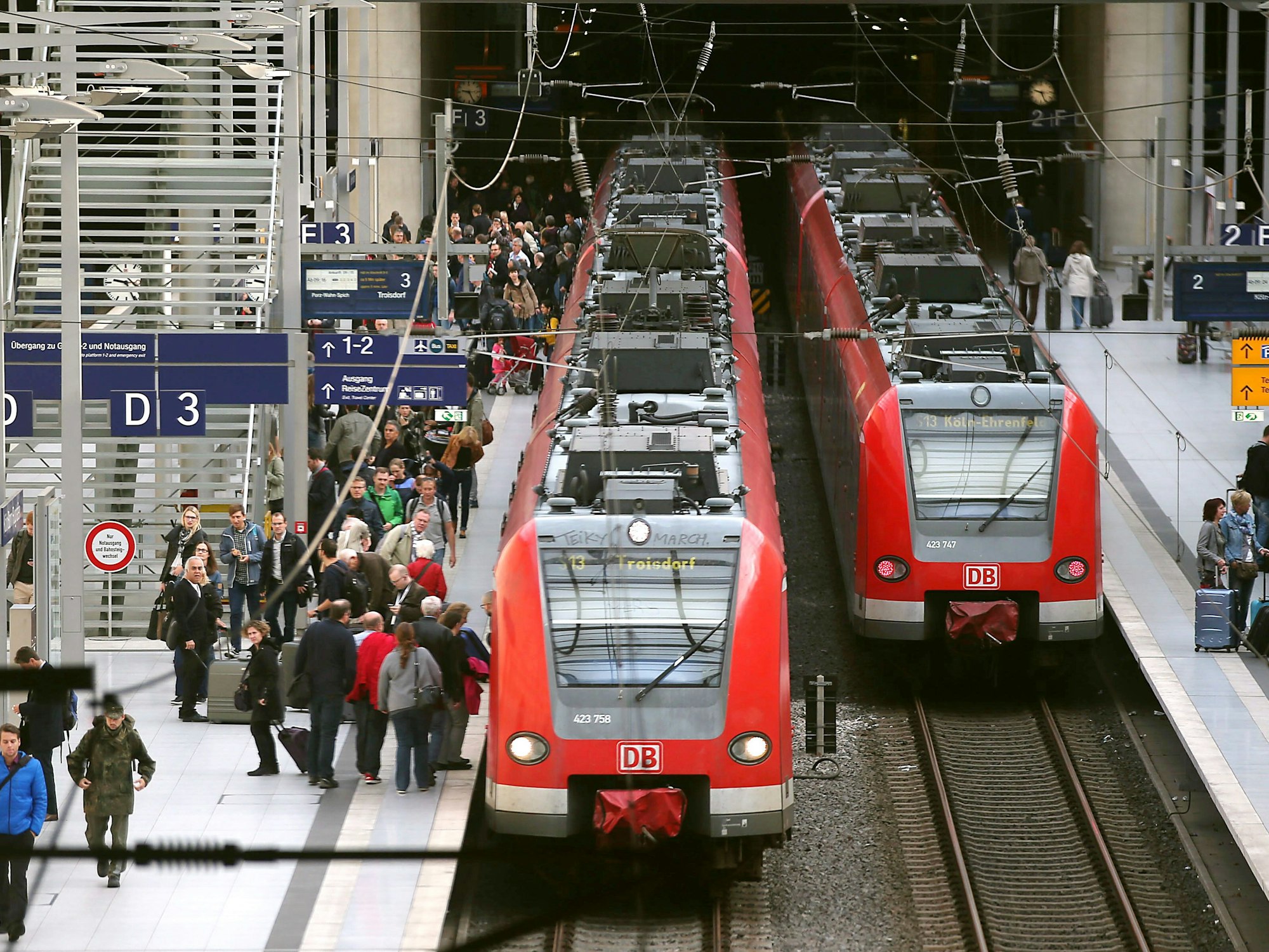 Züge halten in Köln auf dem Flughafen-Bahnhof.