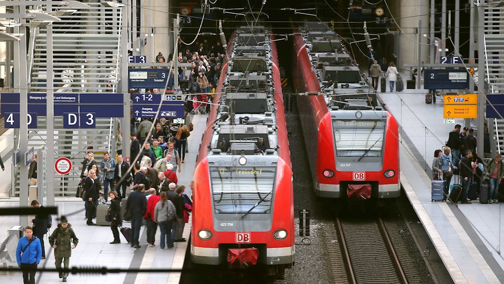 Züge halten in Köln auf dem Flughafen-Bahnhof.