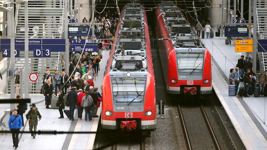 Züge halten auf dem Flughafen-Bahnhof Köln/Bonn.