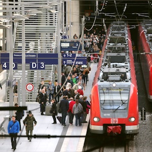 Züge halten auf dem Flughafen-Bahnhof Köln/Bonn.