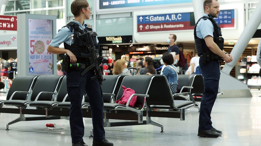 Einsatzkräfte der Bundespolizei stehen im Düsseldorfer Flughafen.