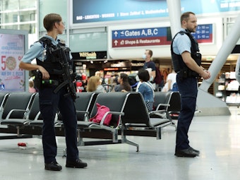 Einsatzkräfte der Bundespolizei stehen im Düsseldorfer Flughafen.