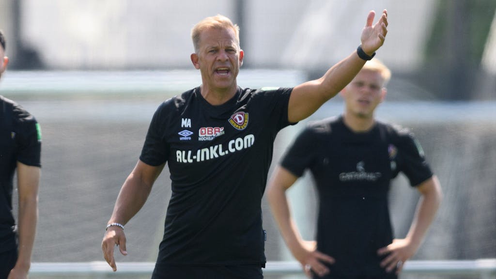 Markus Anfang gestikuliert beim Trainingsauftakt von Dynamo Dresden. 