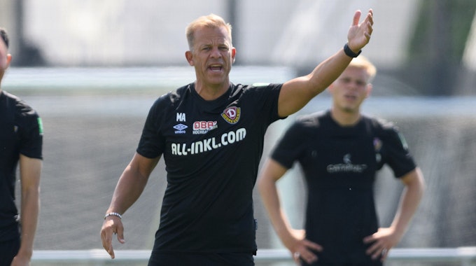 Markus Anfang gestikuliert beim Trainingsauftakt von Dynamo Dresden.