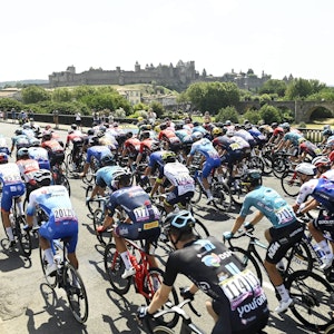 Etliche Tour-de-France-Fahrer überqueren die Brücke Vieux Pond De Carcassonne.