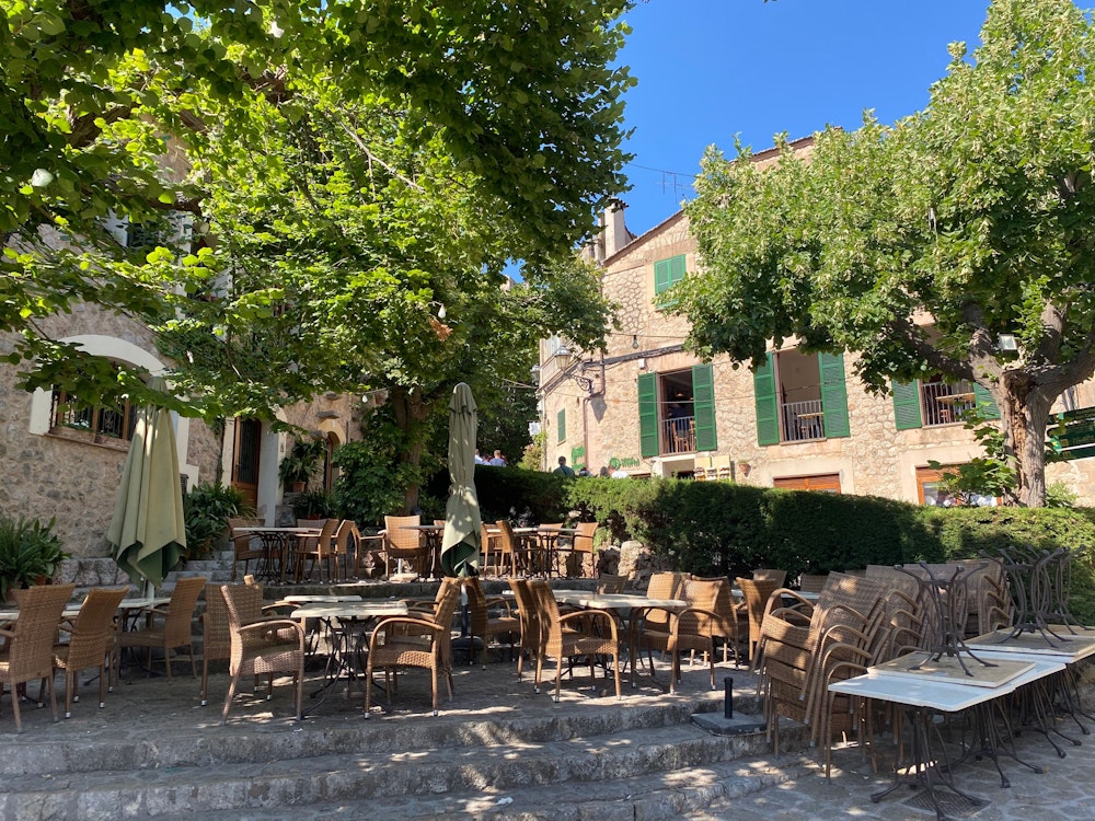 Viele Cafés versorgen die Besucherinnen und Besucher von Valldemossa mit Kaffee, kühlen Getränken und Snacks. Fotografiert wurde diese Außengastronomie am 17. Juli 2022.