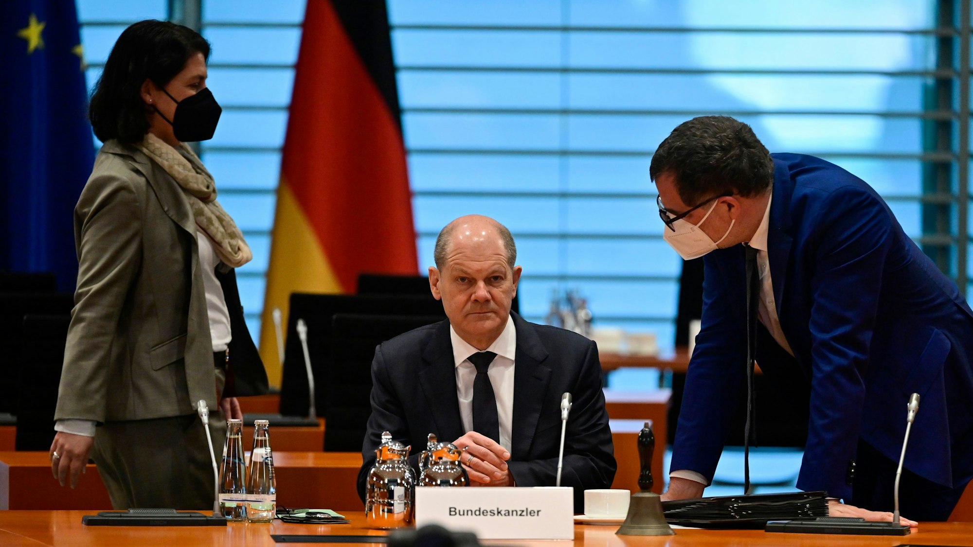 Bundeskanzler Olaf Scholz (SPD, M) im Gespräch mit Wolfgang Schmidt (SPD, r), Bundesminister für besondere Aufgaben und Chef des Bundeskanzleramtes, bei der Kabinettssitzung im Kanzleramt.