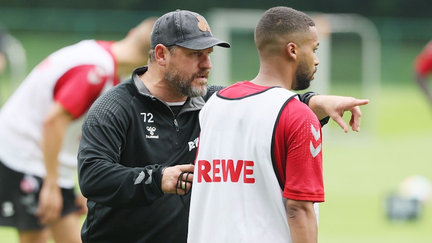 Linton Maina mit FC-Coach Steffen Baumgart (am 27. Juni 2022) auf dem Trainingsplatz am Geißbockheim
