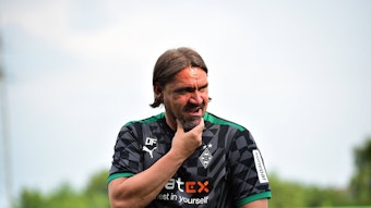 Skeptische Blicke von Coach Daniel Farke: Der 45-Jährige sah am Mittwoch (20. Juli 2022) in Velbert ein 1:1 zwischen Borussia Mönchengladbach und dem RKC Waalwijk.