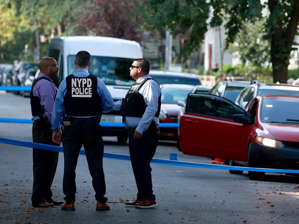 Polizisten untersuchen einen Tatort in der North Henry Street im Brooklyner Viertel Greenpoint, wo ein Mann erschossen wurde, während er in seinem Auto saß.