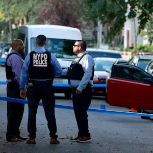 Polizisten untersuchen einen Tatort in der North Henry Street im Brooklyner Viertel Greenpoint, wo ein Mann erschossen wurde, während er in seinem Auto saß.